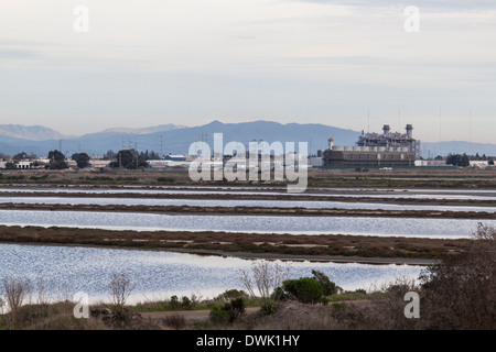 Russell City Energy Center, ein Erdgas-elektrische Kraftwerk, die am äußersten Rand ein Feuchtgebiet Wildlife Refuge ist. Stockfoto