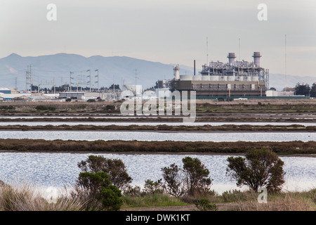 Russell City Energy Center, ein Erdgas-elektrische Kraftwerk, die am äußersten Rand ein Feuchtgebiet Wildlife Refuge ist. Stockfoto