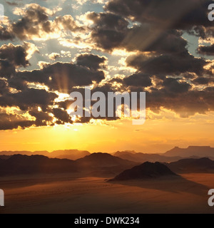 Dramatische afrikanischen Sonnenaufgang über der Namib-Naukluft-Wüste bei Sossusvlei in Namibia Stockfoto