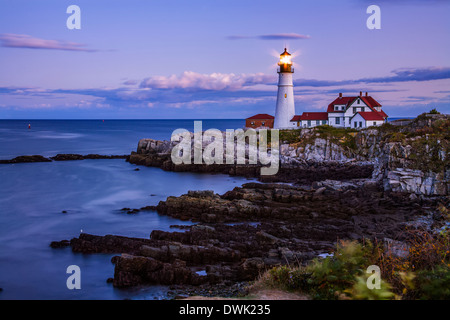 Die wohlwollende Sentinel, Portland Head Light nach Sonnenuntergang, Portland, Maine, USA Stockfoto