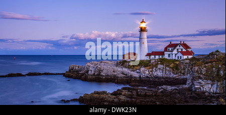 Die wohlwollende Sentinel, Portland Head Light nach Sonnenuntergang, Portland Maine, USA, Panoramablick Stockfoto