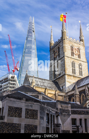 Die Scherbe (aka Shard of Glass, Shard London Bridge und ehemals London Bridge Tower) und der Southwark Cathedral Stockfoto