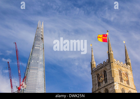 Die Scherbe (aka Shard of Glass, Shard London Bridge und ehemals London Bridge Tower) und der Southwark Cathedral Turm Stockfoto