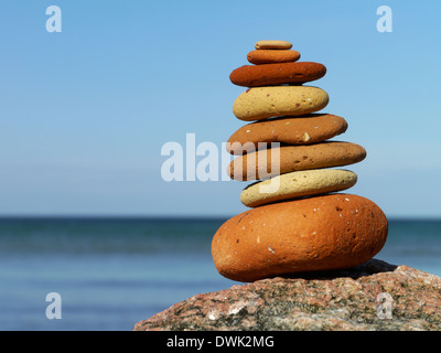 Stapel von Steinen am Strand, Dänemark Stockfoto