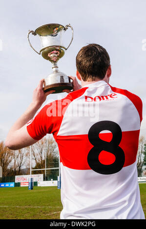 Belfast, Nordirland. 10. März 2014 - A Derry Spieler hält die Cadburys Ulster unter 21 Football Championship Cup Credit: Stephen Barnes/Alamy Live News Stockfoto