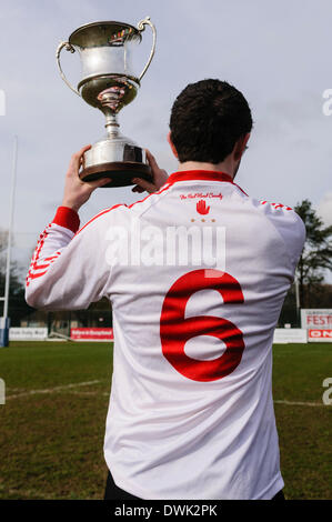Belfast, Nordirland. 10. März 2014 - A Tyrone Spieler hält die Cadburys Ulster unter 21 Football Championship Cup Credit: Stephen Barnes/Alamy Live News Stockfoto