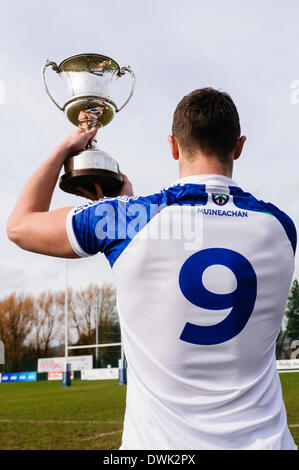 Belfast, Nordirland. 10. März 2014 - A Monaghan Spieler hält die Cadburys Ulster unter 21 Football Championship Cup Credit: Stephen Barnes/Alamy Live News Stockfoto
