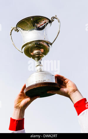 Belfast, Nordirland. 10. März 2014 - A GAA Spieler hält die Cadburys Ulster unter 21 Football Championship Cup Credit: Stephen Barnes/Alamy Live News Stockfoto