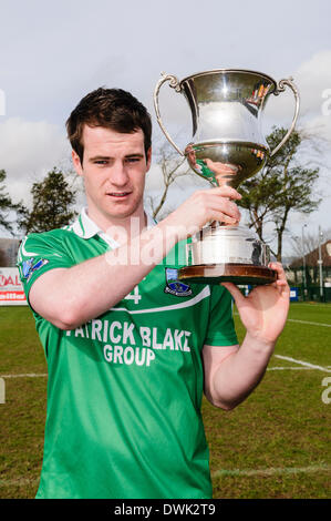 Belfast, Nordirland. 10. März 2014 - A Fermanagh Spieler hält die Cadburys Ulster unter 21 Football Championship Cup Credit: Stephen Barnes/Alamy Live News Stockfoto