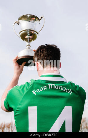 Belfast, Nordirland. 10. März 2014 - A Fermanagh Spieler hält die Cadburys Ulster unter 21 Football Championship Cup Credit: Stephen Barnes/Alamy Live News Stockfoto