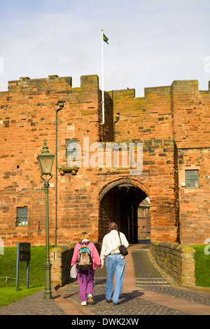 Paar betreten das Torhaus im Carlisle Castle. Carlisle Cumbria England Vereinigtes Königreich Großbritannien Stockfoto
