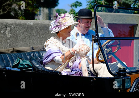 Model T Ford 1915 mit Lady Gentleman in Vintage-Kleidung Stockfoto