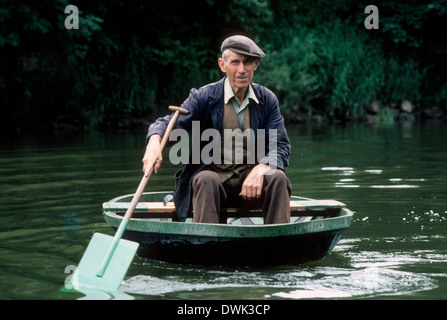 Eustace Rogers Coracle Maker auf dem River Severn bei Ironbridge 1981 BILD VON DAVID BAGNALL Stockfoto