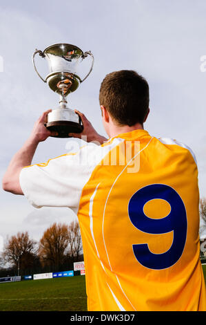 Belfast, Nordirland. 10. März 2014 - ein Antrim Spieler hält die Cadburys Ulster unter 21 Football Championship Cup Credit: Stephen Barnes/Alamy Live News Stockfoto