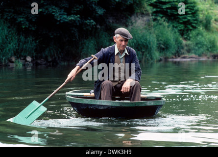 Eustace Rogers Coracle Maker auf dem River Severn bei Ironbridge 1981 BILD VON DAVID BAGNALL Stockfoto