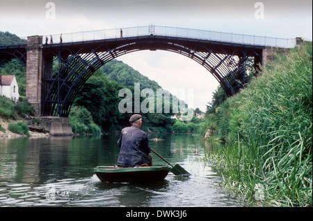 Eustace Rogers Coracle Maker auf dem River Severn bei Ironbridge 1981 BILD VON DAVID BAGNALL Stockfoto