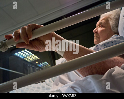 Ältere Dame Hospital Care Bett bei 100 Jahren wach nachdenklich bei Nacht Stockfoto