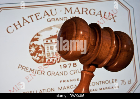 Auktionatoren Hammer und Weinflasche Label Château Margaux premier grand Cru Classe rot Wein 1978 Gironde Bordeaux Frankreich Stockfoto