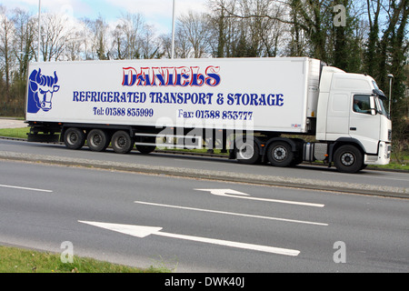 Ein LKW Reisen entlang der A23-Straße in Coulsdon, Surrey, England. Stockfoto