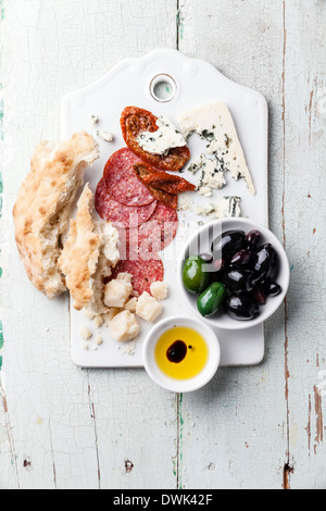 Italienische Salami mit Oliven, Käse und ciabatta Stockfoto