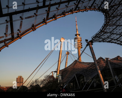 Olympische Zelte mit Schwimmen Hall, Olympiaturm und BMW-Verwaltungsgebäude in München Stockfoto