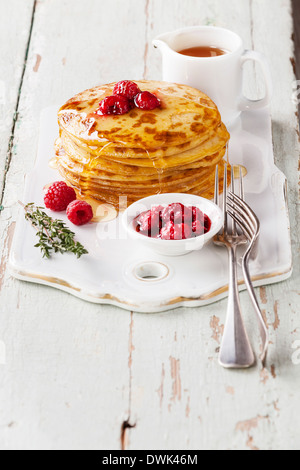 Kleine Pfannkuchen mit Himbeeren gekrönt Stockfoto