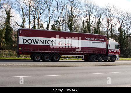 Ein LKW Reisen entlang der A23-Straße in Coulsdon, Surrey, England. Stockfoto