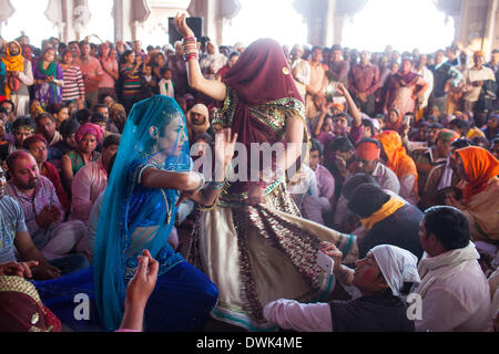 Barsana, Indien. 8. März 2014. Ein Transgender oder "Hidschra" tanzt während Lathmaar Holi oder Lathmar Holi Festival in Barsana. © Subhash Sharma/ZUMA Wire/ZUMAPRESS.com/Alamy Live-Nachrichten Stockfoto