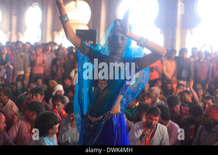 Barsana, Indien. 8. März 2014. Ein Transgender oder "Hidschra" tanzt während Lathmaar Holi oder Lathmar Holi Festival in Barsana. © Subhash Sharma/ZUMA Wire/ZUMAPRESS.com/Alamy Live-Nachrichten Stockfoto