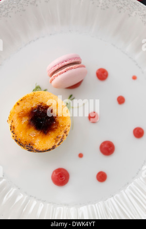 Crème Brûlée in einem Restaurant serviert Stockfoto