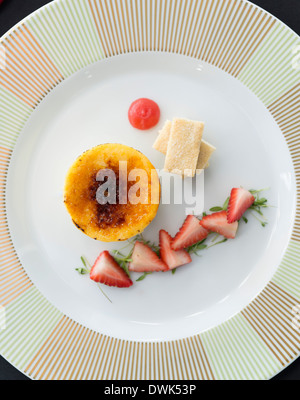 Crème Brûlée in einem Restaurant serviert Stockfoto