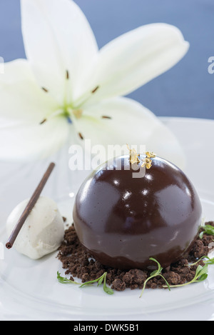 Schoko-Bombe Dessert serviert mit Vanilleeis Stockfoto