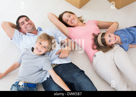 Familie liegen in ihrem neuen Haus Stockfoto