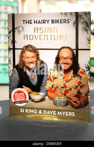 Datei-PICS: Milton Keynes, Bucks, UK. 10. März 2014.  TV-Köche Si King und Dave Myers - aka "The behaarte Biker" - melden Sie Kopien von ihrem neuen Buch "Asiatischen Abenteuer" bei Waterstones, Milton Keynes, Bucks am 10. März 2014. Si-König ist derzeit in Newcastle Hospital. Der Fernsehkoch hat einen Routinevorgang laut seinem Agenten unterzogen. Bildnachweis: KEITH MAYHEW/Alamy Live-Nachrichten Stockfoto