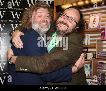 Datei-PICS: Milton Keynes, Bucks, UK. 10. März 2014.  TV-Köche Si King und Dave Myers - aka "The behaarte Biker" - melden Sie Kopien von ihrem neuen Buch "Asiatischen Abenteuer" bei Waterstones, Milton Keynes, Bucks am 10. März 2014. Si-König ist derzeit in Newcastle Hospital. Der Fernsehkoch hat einen Routinevorgang laut seinem Agenten unterzogen. Bildnachweis: KEITH MAYHEW/Alamy Live-Nachrichten Stockfoto