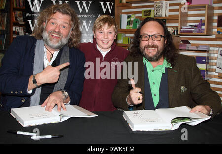 Datei-PICS: Milton Keynes, Bucks, UK. 10. März 2014.  TV-Köche Si King und Dave Myers - aka "The behaarte Biker" - melden Sie Kopien von ihrem neuen Buch "Asiatischen Abenteuer" bei Waterstones, Milton Keynes, Bucks am 10. März 2014. Si-König ist derzeit in Newcastle Hospital. Der Fernsehkoch hat einen Routinevorgang laut seinem Agenten unterzogen. Bildnachweis: KEITH MAYHEW/Alamy Live-Nachrichten Stockfoto