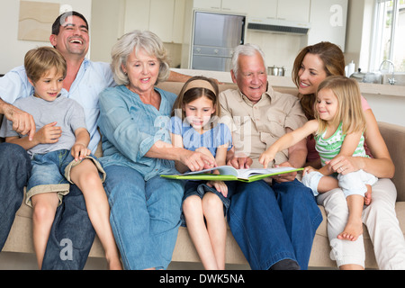 Familie Lesung Märchenbuch zu Hause Stockfoto