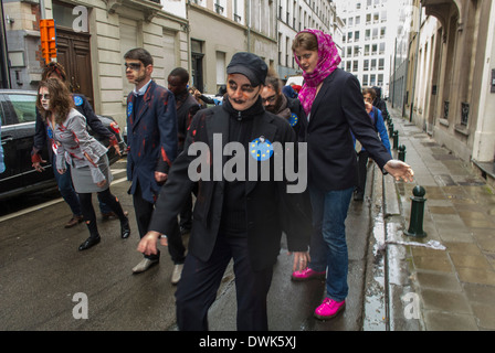 Brus-sels, Belgien, Divers European Aktivists Groups, mit Act Up Paris, Protest für niedrigere Drogenpreise, Flash Mob, On Street, Medium Group Volunteers in Europa, seltsame Menschen ungewöhnliche Aktionen Stockfoto