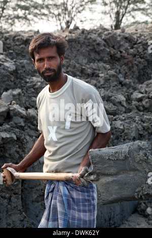 Ziegel-Feld. Arbeiter tragen abgelagerten Böden zur Herstellung von roher Ziegelstein. am 16. Januar 2009 in Sarberia, West-Bengalen, Indien. Stockfoto