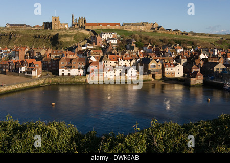 Ruinen von Whitby Abbey über der Stadt und dem Hafen von Whitby an der Küste von North Yorkshire im Norden Englands. Stockfoto