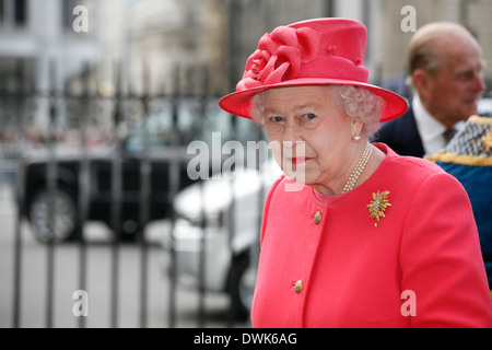 H.M KÖNIGIN KOMMT AM WESTMINSTER ABBEY IN LONDON FÜR DIE COMMONWEALTH-TAG-SERVICE 2014 Stockfoto