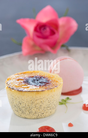 Crème Brûlée in einem Restaurant serviert Stockfoto