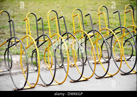 Schmiedeeisen-öffentliche Heck-Fahrradträger in einem park Stockfoto