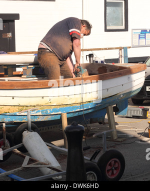 Reparatur einer kleinen Klinker gebaut Angelboot/Fischerboot Stockfoto