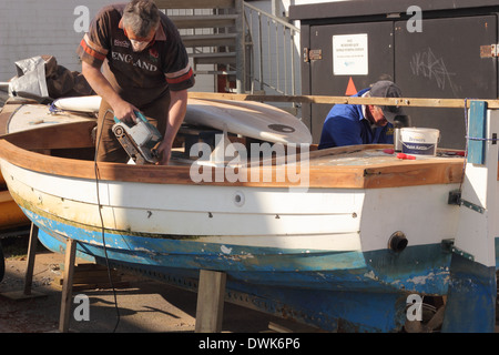 Reparatur einer kleinen Klinker gebaut Angelboot/Fischerboot Stockfoto