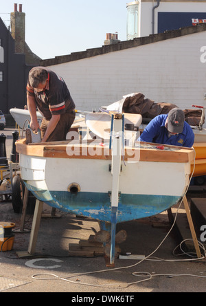 Reparatur einer kleinen Klinker gebaut Angelboot/Fischerboot Stockfoto