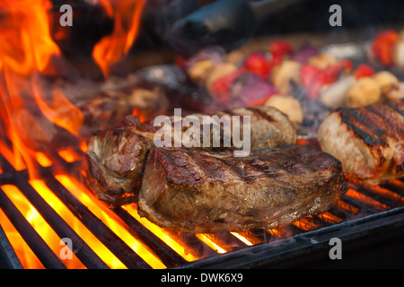 Fleisch und Gemüse Saibling über Flamme gegrillt Stockfoto