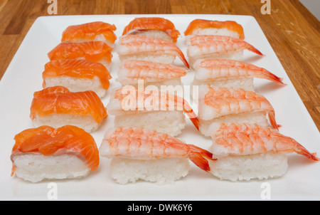 Eine Schüssel mit selbstgemachten Nigiri Sushi, fertig zum Verzehr. Stockfoto