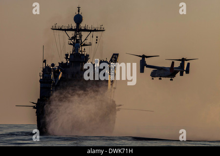 Ein US-Marine Corps MV-22 Osprey hereinkommt auf Whidbey Island-Klasse-Dock-Landungsschiff USS Ashland 28. Februar 2014 in den Pazifischen Ozean zu landen. Stockfoto