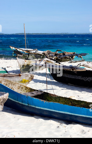 Handgemachte traditionelle Kanus aus einheimischen Fischern links am Strand in Insel Rolas. Quirimbas, Mosambik. Stockfoto